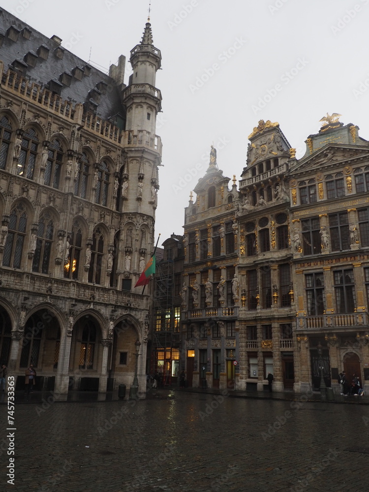 goldene und alte Grand Place von Brüssel Belgien an einem regnerischen Tag