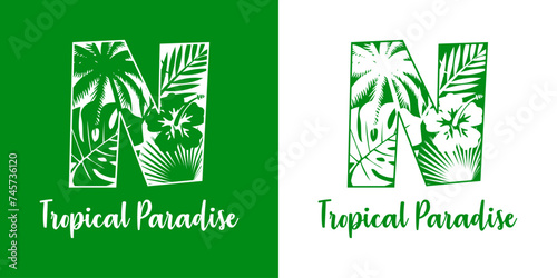 Logo destino de vacaciones. Mensaje Tropical Paradise con letra inicial N con silueta de plantas tropicales