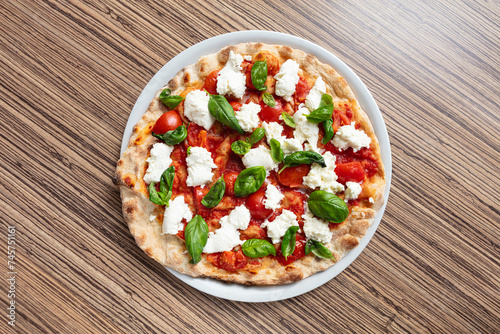 pizza, Bufala, pachino, mozzarella, di, pomodori, freschi, a, pezzi, salsa, pomodorini, basilico, tavolo, marrone, venature, vista, dall'alto, alto, in, pianta, prospettiva, pizzeria, ristorante, ital