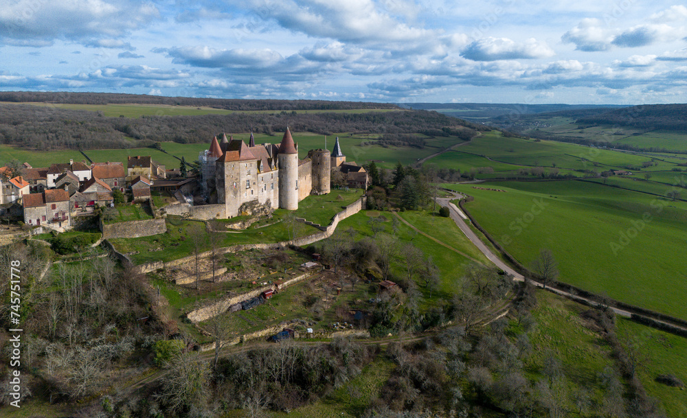 Châteauneuf et sa forteresse veillent toujours sur les coteaux de l’Auxois et le Canal de Bourgogne. Perché sur son éperon rocheux, ce village est classé plus beau village de France
