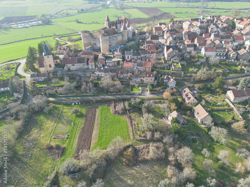Châteauneuf et sa forteresse veillent toujours sur les coteaux de l’Auxois et le Canal de Bourgogne. Perché sur son éperon rocheux, ce village est classé plus beau village de France