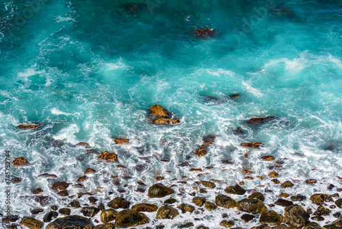 Steiniger Strandabschnitt mit türkis-blauem Wasser auf Teneriffa von oben