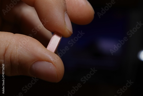 medicamento mano  automedicacion   vejez  mano  adicciones  salud  farmacos  dedo  