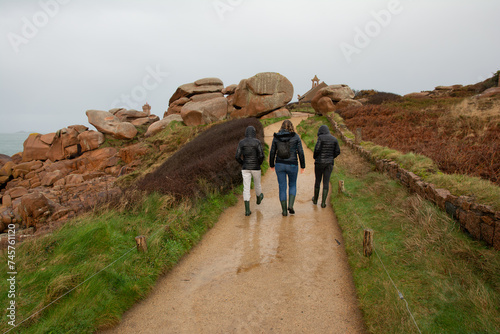 Des personnes sous la pluie en hiver - Côte de granit rose -Bretagne France photo