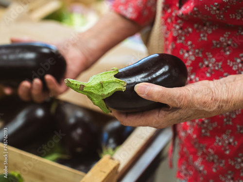 Produits alimentaires d'une épicerie locale. Fruits, légumes et pain biologique gourmand.