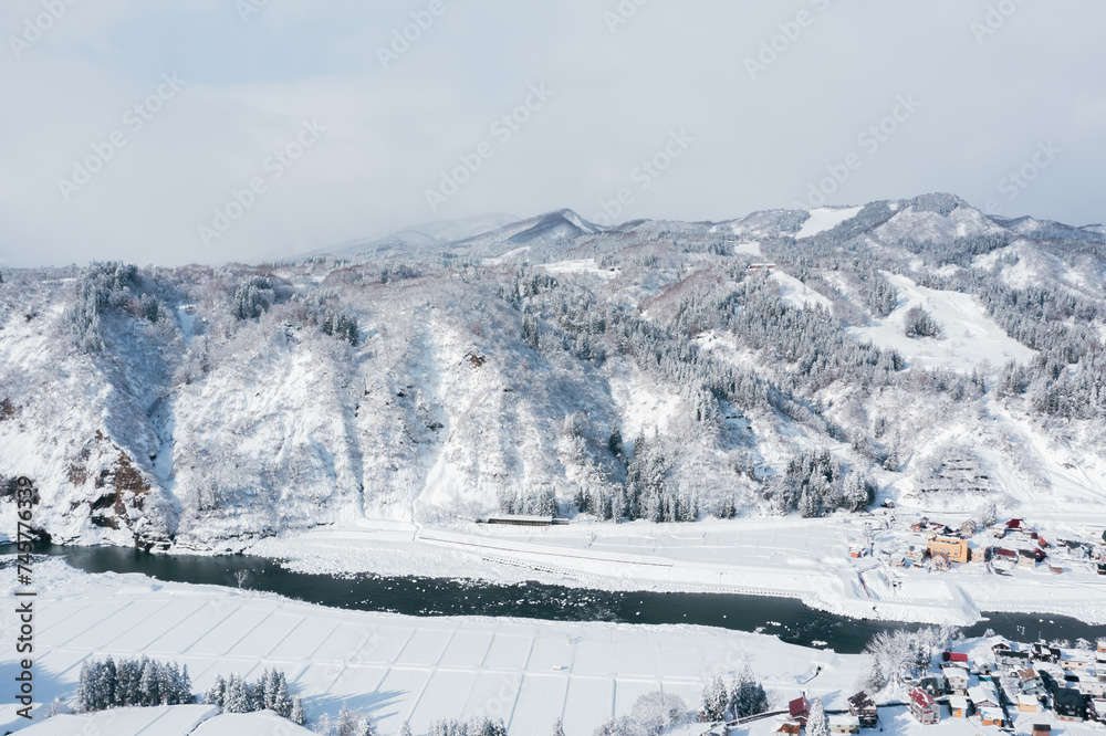 ドローン撮影：雪に覆われた広大な田舎の自然の風景