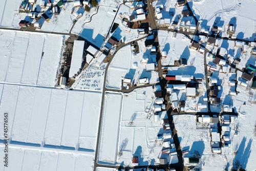 ドローン撮影：真っ白な雪に覆われた田舎町の住宅街 © snow-aiai
