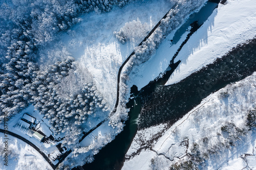 ドローン撮影：雪に覆われた広大な田舎の自然の風景 photo