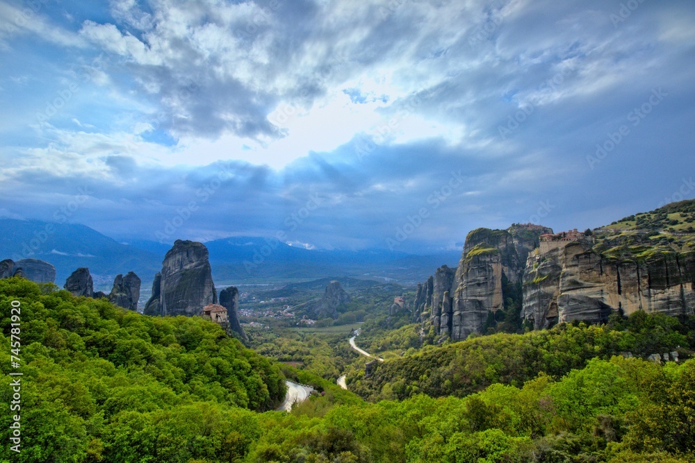 Obraz premium The monasteries of Meteora - Sunlight breaks through clouds