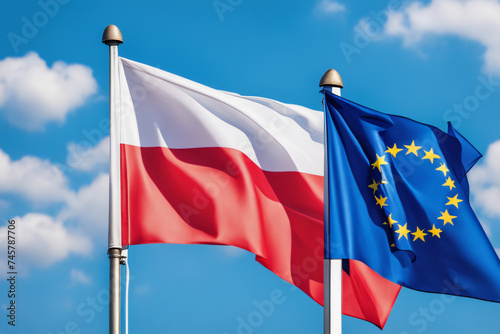 EU und Polen Flagge vor blauem Himmel im Wind als Hintergrund © Pixelot