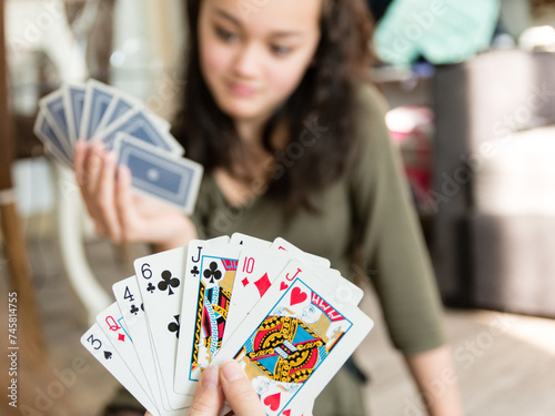 Joueuses de cartes durant un jeu	 photo