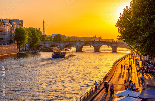 Fotobehang Sunset view of embankment of Seine river and Pont Neuf is the oldest bridge across the river Seine in Paris, France