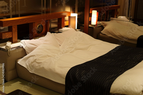 ホテルのベッド photo