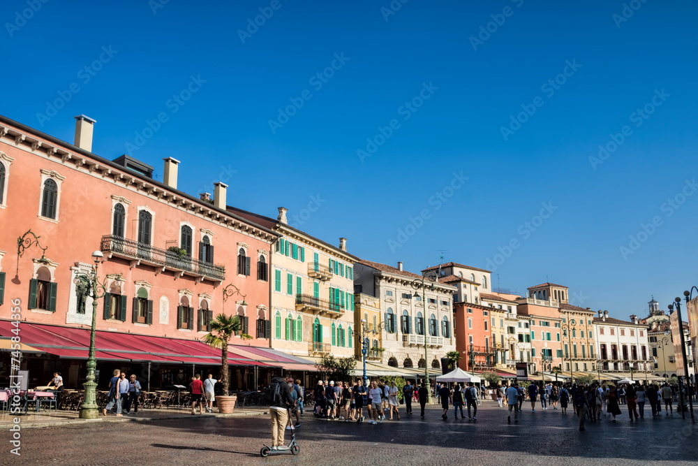 verona, italien - piazza bra mit alten palästen