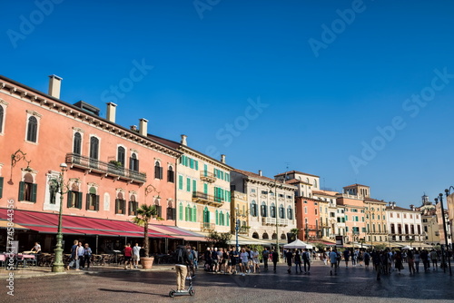 verona, italien - piazza bra mit alten palästen photo