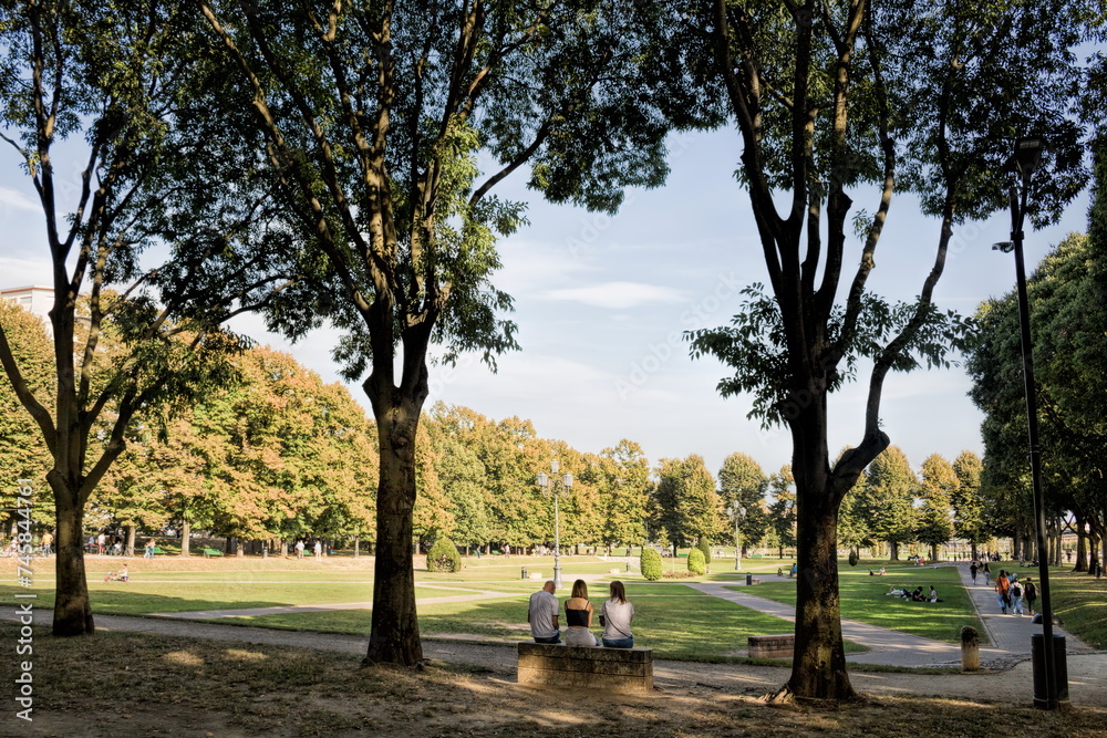mantua, italien - idyllischer stadtpark am palazzo del te