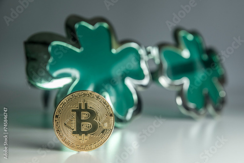 bitcoin symbol kryptowaluty na tle koniczyny, symbolu szczęścia i powodzenia.