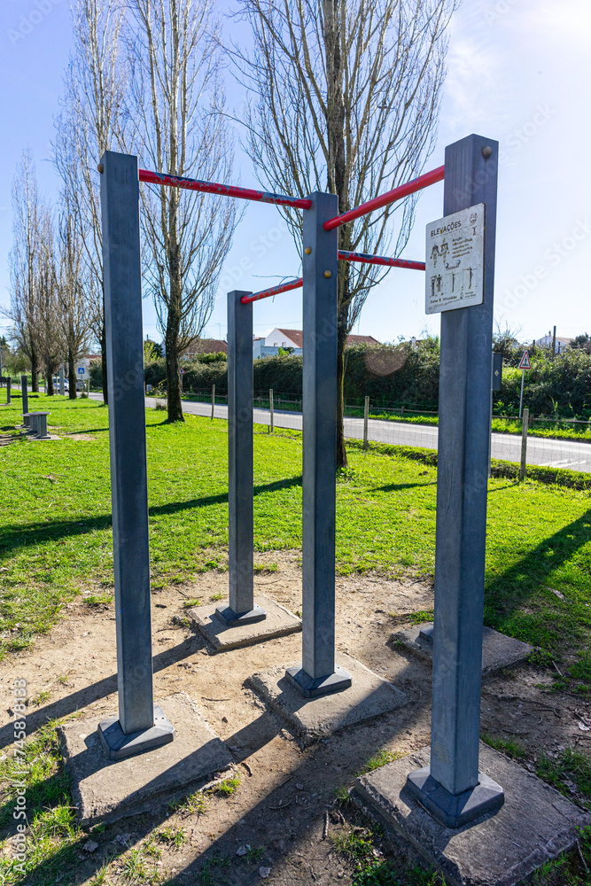 Outdoor fitness equipment in urban park, featuring inviting pull-up bars, perfect for urban fitness and a healthy lifestyle in the city.