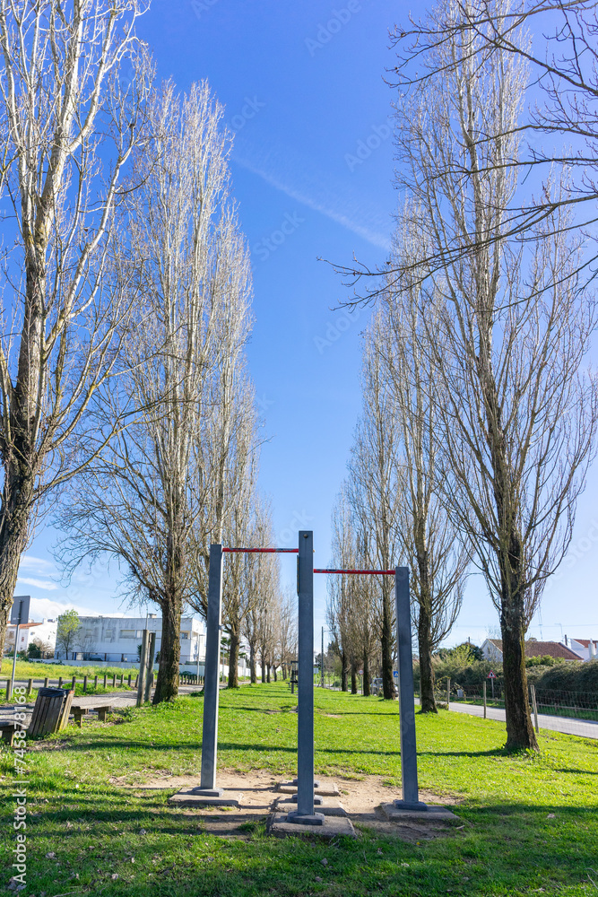 Outdoor fitness equipment in urban park, featuring inviting pull-up bars, perfect for urban fitness and a healthy lifestyle in the city.