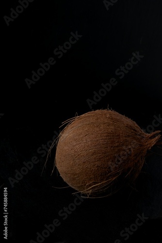 owoc kokosu na czarnym tle