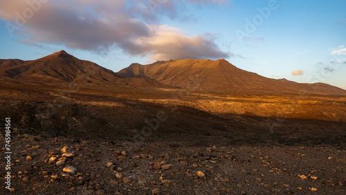Menschenleere, einsame Vulkanwüste im Abendlicht auf Furteventura