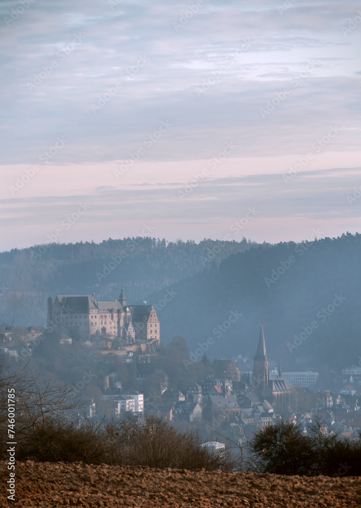 Fototapeta premium Nebelmorgen Teleblick zum Schloß Marburg, Wälder und Ort