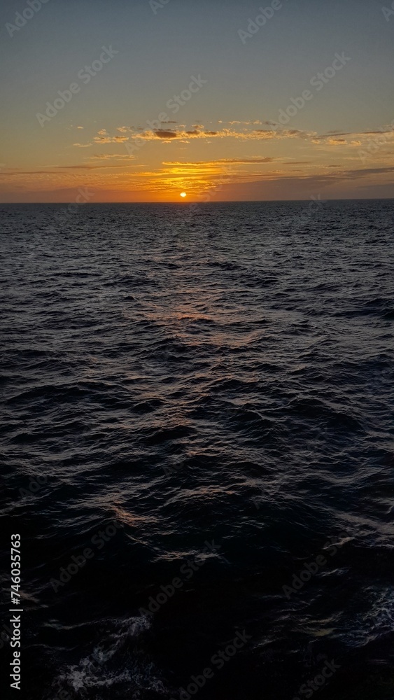 Obraz premium Sunset over the Ocean