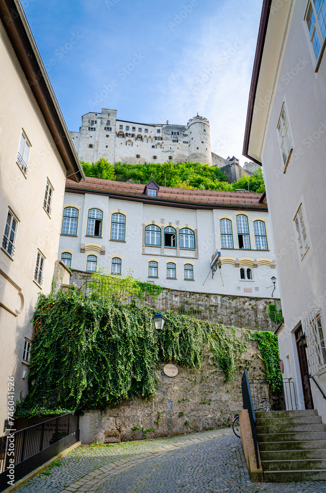 Fototapeta premium Bierjodlgasse mit Festung Hohensalzburg in Salzburg