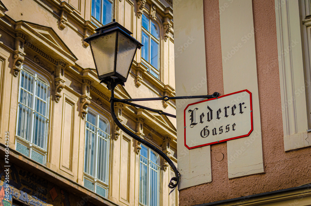 Fototapeta premium Historisches Straßenschild und Laterne in der Lederergasse in der Altstadt von Salzburg