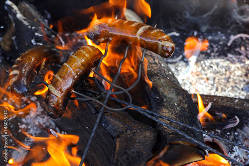Wyśmienite kiełbasy pieczone na naturalnym ognisku © qrrr