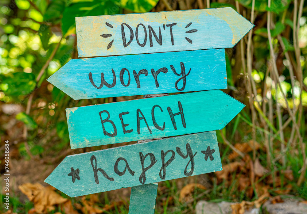 placa de madeira com as palavras don't, worry, beach, happy