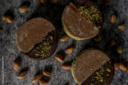 chocolate pistachio alfajor ready to eat © EstudioZopa
