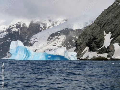 Blauer Eisberg vor Elephant Island (oder Elefanteninsel) bei den Südlichen Shetlandinseln in der Antarktis