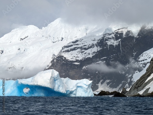 Obraz na plátně Blauer Eisberg vor Elephant Island (oder Elefanteninsel) bei den Südlichen Shetl