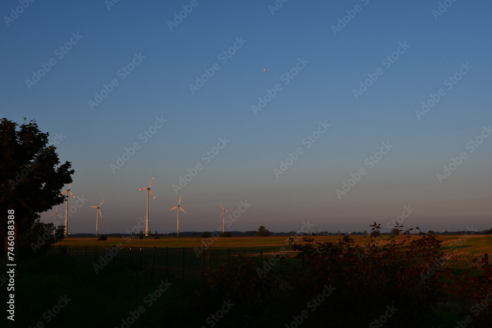 windkrafträder im morgenlicht