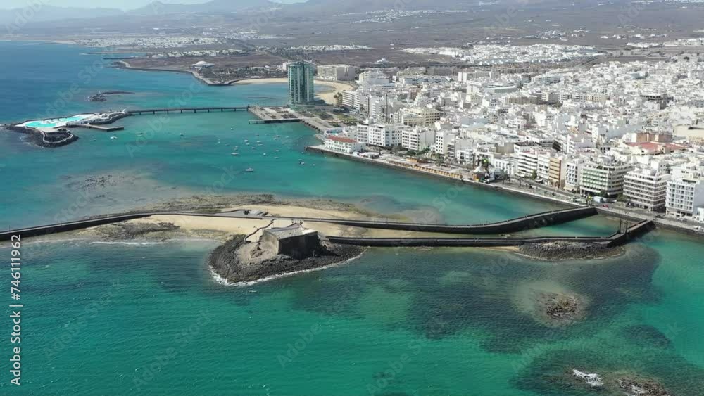 survol de la ville d'Arrecife, capitale de Lanzarote, iles canaries