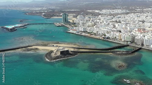 survol de la ville d'Arrecife, capitale de Lanzarote, iles canaries photo