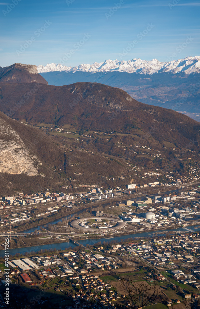 Presqu'île scientifique de Grenoble avec vue sur les montagnes depuis le Vercors