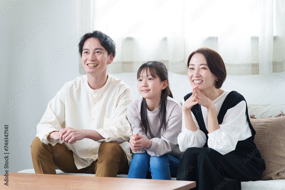 リビングでテレビを鑑賞する親子