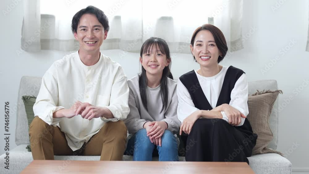 リビングでテレビを見る親子