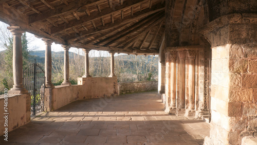 Techo rústico de vigas de madera en iglesia medieval en Asturias