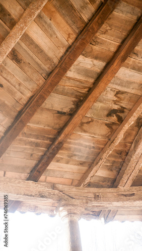 Techo rústico de vigas de madera en iglesia medieval en Asturias