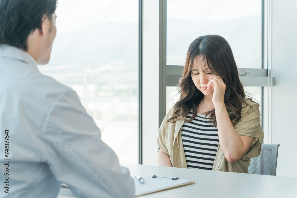 Fototapeta premium 病気の宣告をされる患者の女性（病気・余命宣告・癌・流産） 