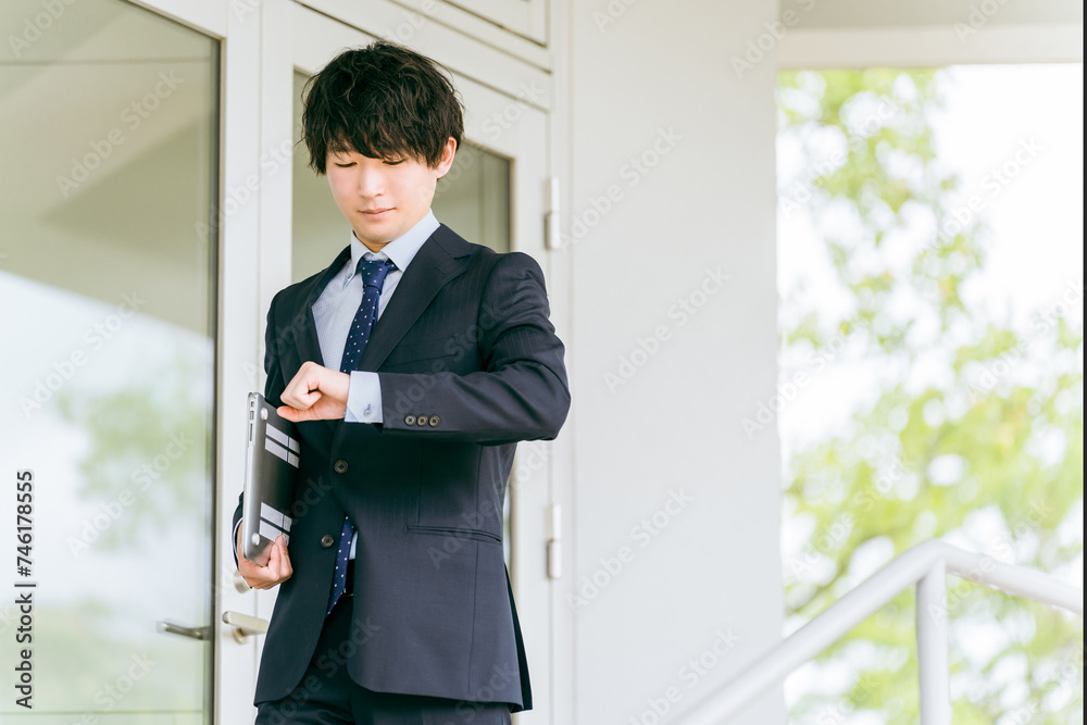 若いスーツ姿のビジネスマン・新入社員・転職・就職活動
若いスーツ姿のビジネスマン・新入社員・転職・就職活動