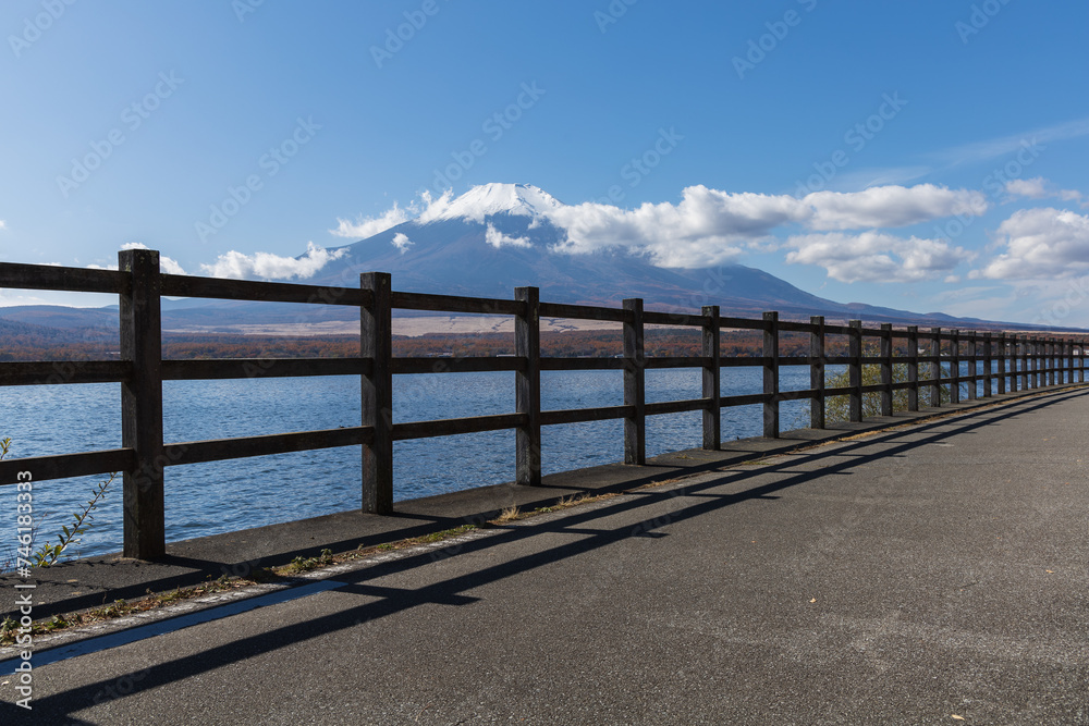 Obraz premium 山中湖と富士山