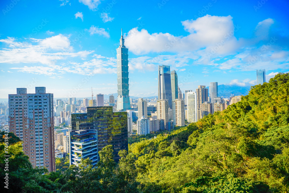 Obraz premium Taipei, Taiwan, Republic of China, 01 21 2024: Taipei City (in Republic of China, Taiwan) and mountain at sun set seen from elephant mountain park