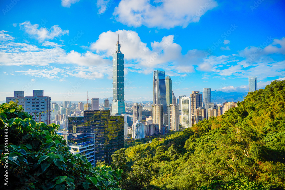 Obraz premium Taipei, Taiwan, Republic of China, 01 21 2024: Taipei City (in Republic of China, Taiwan) and mountain at sun set seen from elephant mountain park