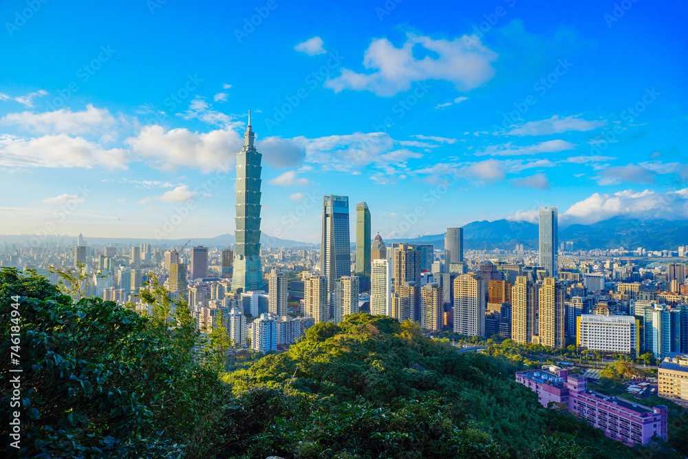 Obraz premium Taipei, Taiwan, Republic of China, 01 21 2024: Taipei City (in Republic of China, Taiwan) and mountain at sun set seen from elephant mountain park