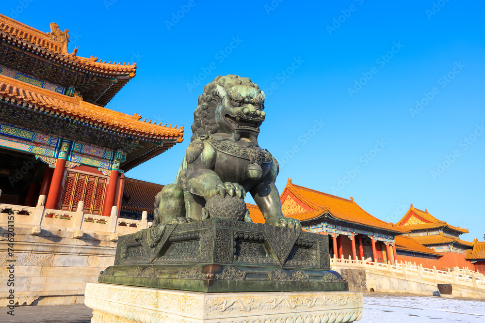 Fototapeta premium Bronze Lion at the Forbidden City in Beijing