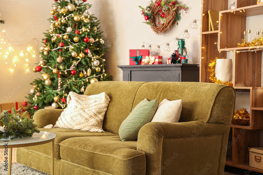 Obraz premium Interior of living room with sofa and glowing Christmas tree